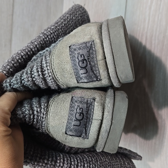 Ugg Australia Women 5819 Cardi Sweater Button boots shoes sz 6 - Picture 4 of 9